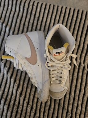 Nike Mid-Top Sneakers in White with Pink Swoosh (Women's 8)